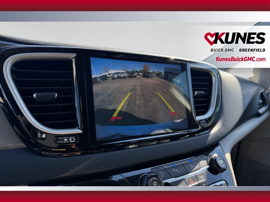 Used 2023 Chrysler Pacifica Touring-L FWD image 27