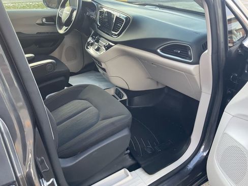 Used 2020 Chrysler Pacifica Touring w/ Cold Weather Group FWD image 24