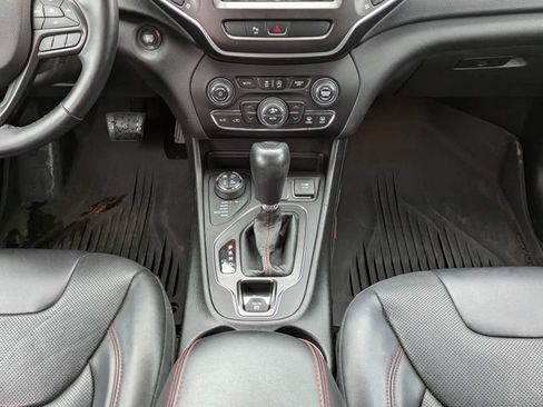Used 2019 Jeep Cherokee Trailhawk AWD/4WD image 19