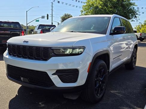 Used 2024 Jeep Grand Cherokee Altitude AWD/4WD image 8