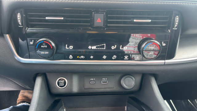 Used 2023 Nissan Rogue SV w/ SV Premium Package AWD/4WD image 16