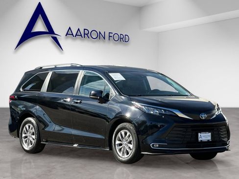 Used 2023 Toyota Sienna XLE image 7