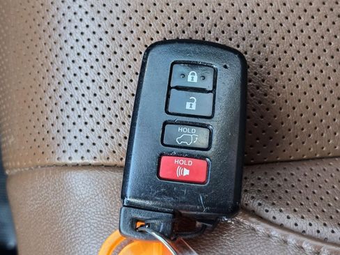 Used 2017 Toyota Highlander Limited image 34