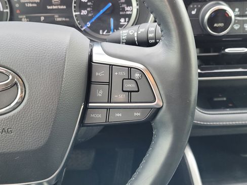 Used 2021 Toyota Highlander XLE FWD image 13