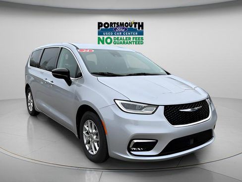 Used 2024 Chrysler Pacifica Touring-L FWD image 1