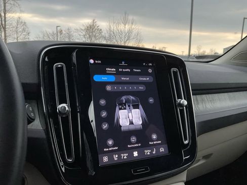 Certified 2024 Volvo XC40 B5 Plus w/ Climate Package image 23