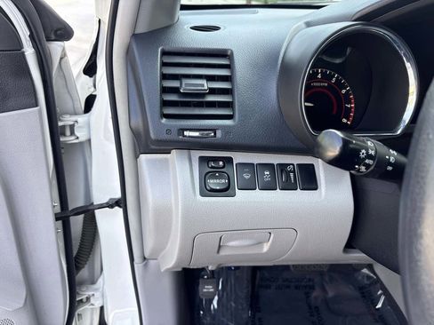 Used 2013 Toyota Highlander Plus FWD image 22