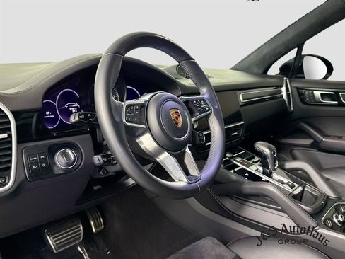 Used 2023 Porsche Cayenne GTS w/ Sport Chrono Package (8LH) AWD/4WD image 9