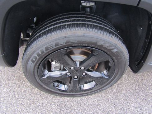 Used 2023 Jeep Grand Cherokee L Laredo image 11