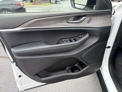 Used 2023 Jeep Grand Cherokee Limited w/ Black Appearance Package RWD image 19