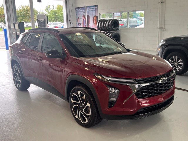 Used 2025 Chevrolet Trax RS w/ Driver Confidence Package FWD image 2