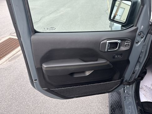 Used 2025 Jeep Wrangler Sahara image 13