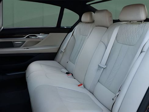 Used 2020 BMW 750i xDrive w/ Executive Package AWD/4WD image 11