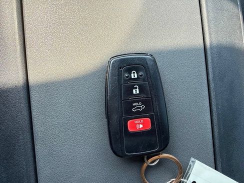 Used 2022 Toyota Highlander XSE AWD/4WD image 32