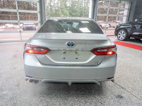 Used 2021 Toyota Camry SE image 3