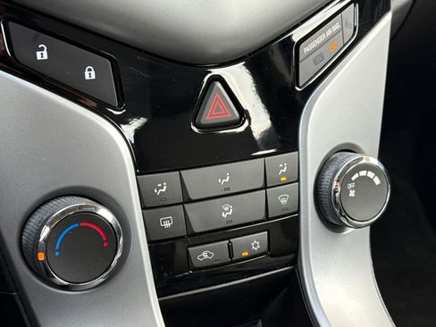 Used 2011 Chevrolet Cruze LT image 20