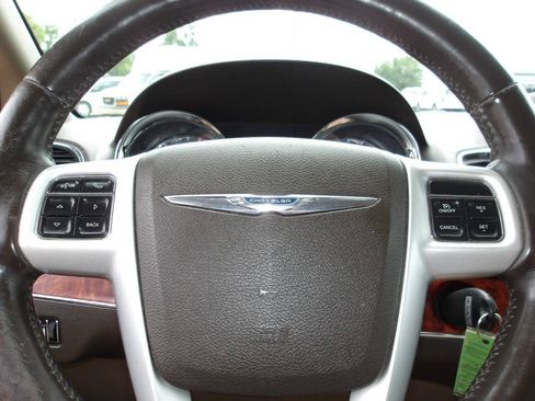 Used 2014 Chrysler Town & Country Touring-L w/ Trailer Tow Group FWD image 16
