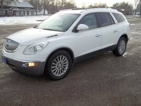 Used 2010 Buick Enclave CXL image 3