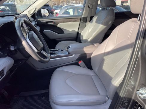Used 2023 Toyota Highlander Limited image 24