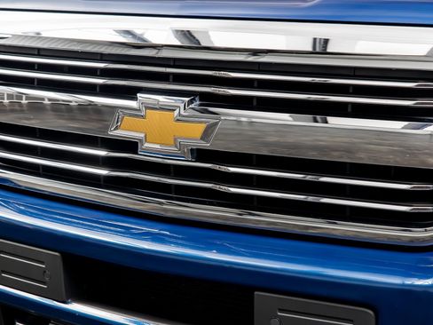Used 2017 Chevrolet Silverado 2500 High Country w/ Duramax Plus Package AWD/4WD image 4