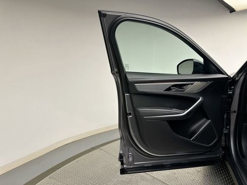 Used 2023 Jaguar F-PACE SVR image 9