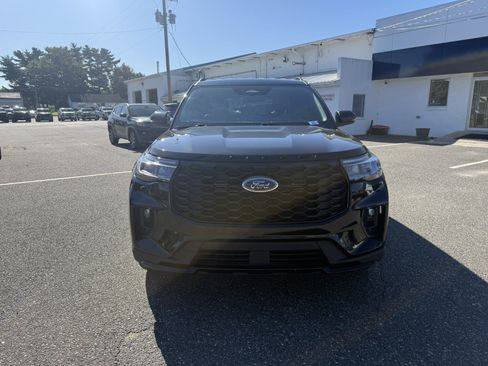 Used 2025 Ford Explorer ST-Line w/ ST-Line Street Pack AWD/4WD image 8
