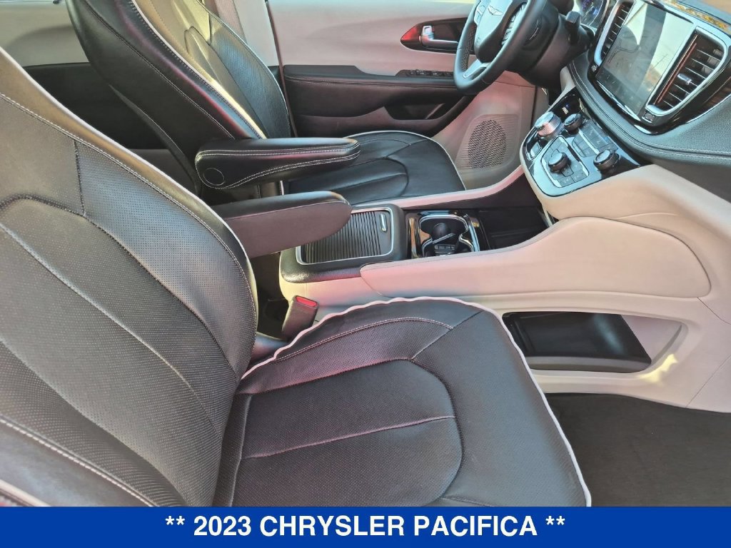 Used 2023 Chrysler Pacifica Limited FWD image 32