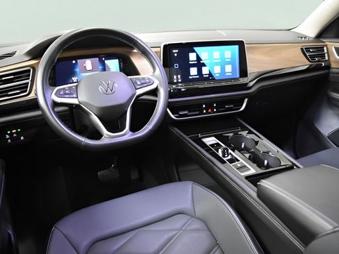 Used 2024 Volkswagen Atlas SE image 30