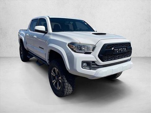 Used 2017 Toyota Tacoma TRD Sport w/ Premium & Technology Package RWD image 3