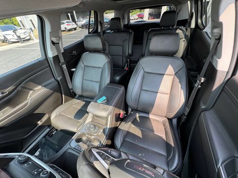Used 2022 GMC Acadia SLT w/ Technology Package AWD/4WD image 13
