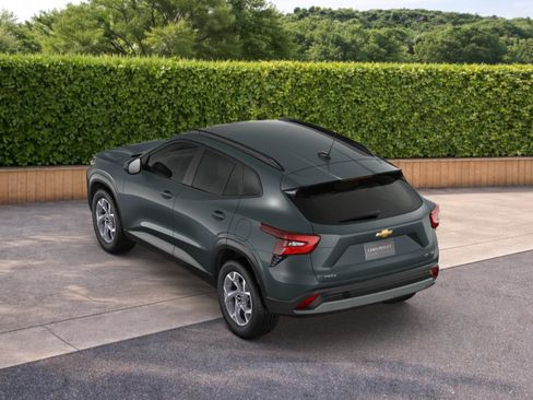 New 2026 Chevrolet Trax LT w/ LT Convenience Package FWD image 2