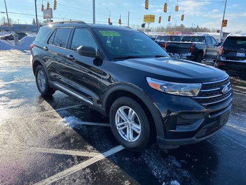 Used 2020 Ford Explorer XLT image 3