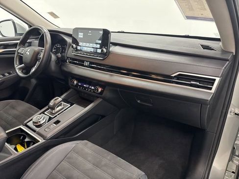 Used 2024 Mitsubishi Outlander FWD image 28