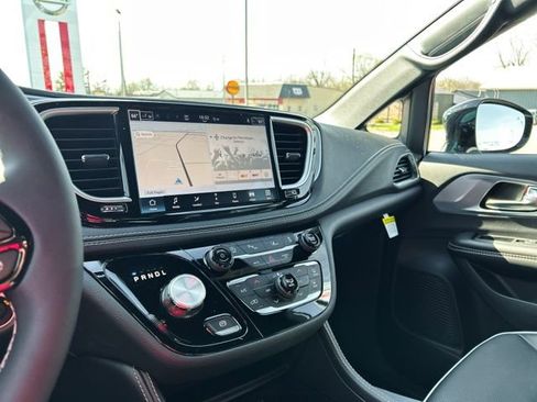 New 2026 Chrysler Pacifica Limited AWD/4WD image 43