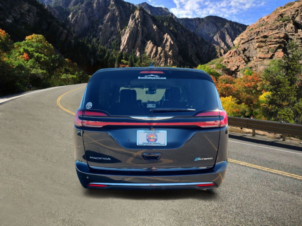 Used 2023 Chrysler Pacifica Touring-L FWD image 4
