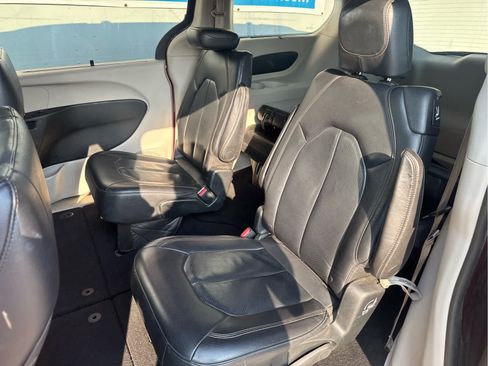 Used 2018 Chrysler Pacifica Touring-L FWD image 34