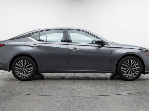 Used 2025 Nissan Altima 2.5 SV FWD image 11