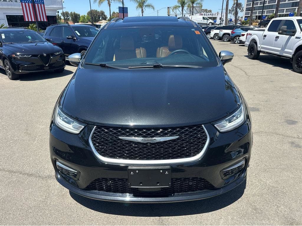 Used 2023 Chrysler Pacifica Pinnacle FWD image 2