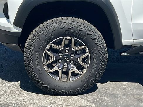 Used 2025 Chevrolet Colorado ZR2 w/ Technology Package AWD/4WD image 8