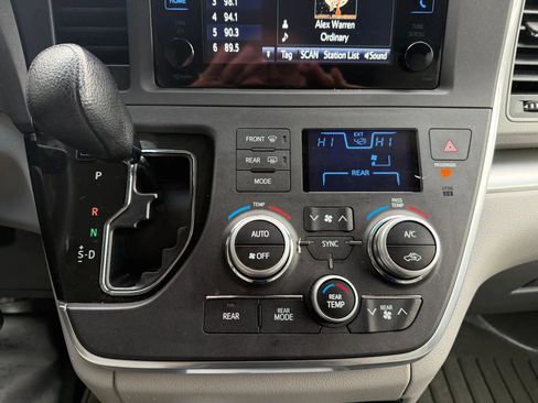 Used 2015 Toyota Sienna LE image 24