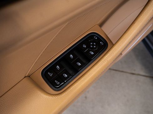 Used 2019 Porsche Panamera image 33