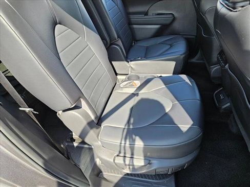 Used 2022 Toyota Highlander XLE FWD image 20