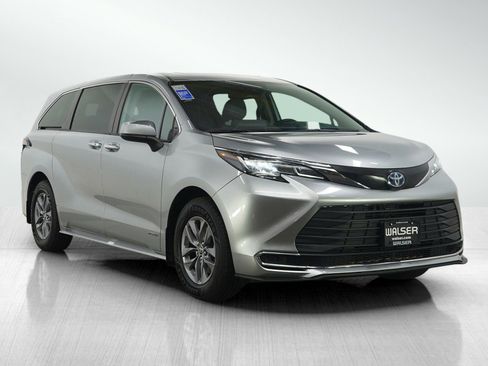 Used 2021 Toyota Sienna XLE image 7
