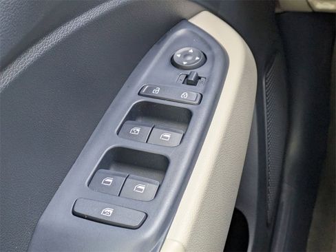 Used 2025 Hyundai Venue Limited image 25