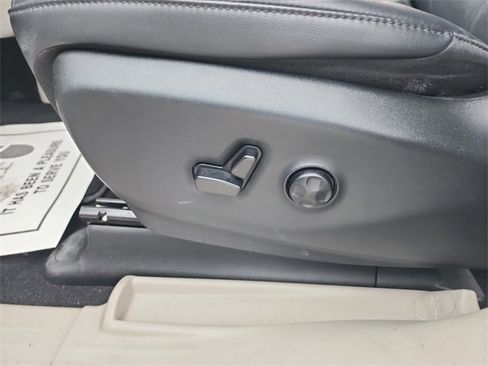 Used 2024 Chrysler Pacifica Touring-L image 15