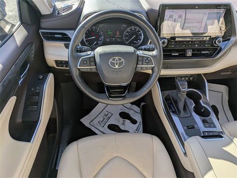 Used 2020 Toyota Highlander Limited image 13