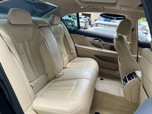 Used 2018 BMW 740i image 32