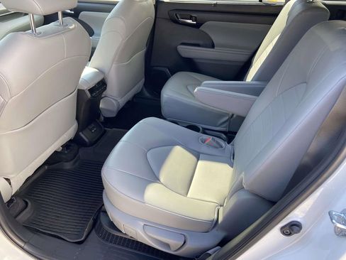 Used 2025 Toyota Highlander XLE image 21