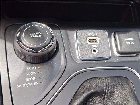 Used 2022 Jeep Cherokee Latitude w/ Sun & Sound Group AWD/4WD image 24