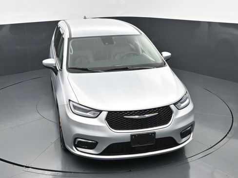Used 2023 Chrysler Pacifica Touring-L FWD image 34
